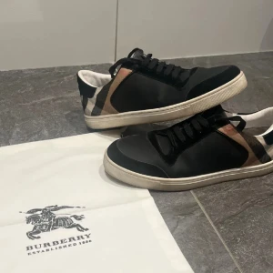 Burberry Sneakers - Hej! Säljer nu mina as snygga burberry skor. Oerhört fina skor som passar till alla outfits. Skorna användes under våren och sommaren 2025. Skriv privat vid minsta lilla fundering!
