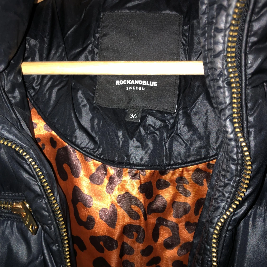 Svart dunjacka Rockandblue med leopardfoder - 2