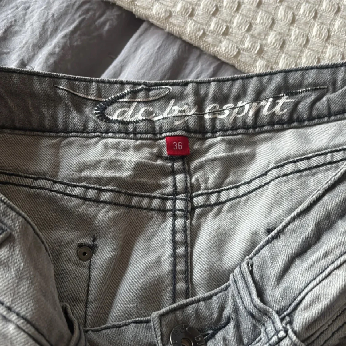 Grå jeanskjol med nitar från Esprit - 3