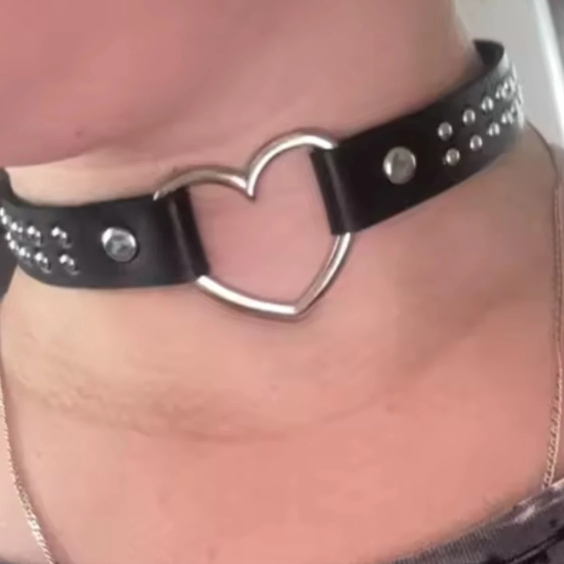  Helt ny Svart choker med hjärtdetalj