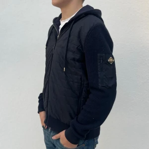 J.Lindeberg Cardigan Jacka - Tjena! Säljer nu denna J.Lindeberg cardigan jacka. Storlek L - Modellen på bild är 182cm. Skick 8/10 - Nypris på denna är ca 3500 och mitt pris 1099, (pris kan diskuteras vid snabb affär). Hör gärna av er vid minsta fundering/fråga. MVH Vestito Closet