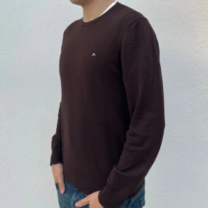 J.Lindeberg Stickad Tröja - Tjena! Säljer nu denna J.Lindeberg tröja. Storlek M - Modellen på bild är 182cm. Skick 8/10 - Nypris på denna är ca 1400 och mitt pris 400, (pris kan diskuteras vid snabb affär). Hör gärna av er vid minsta fundering/fråga. MVH Vestito Closet