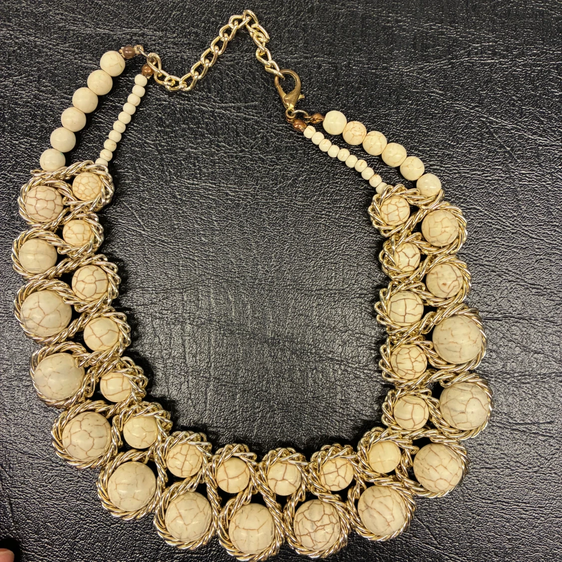 Statementhalsband från House of Elliot med pärlor - 1