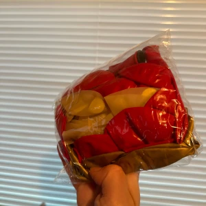 Ballonger ballongbåge  - Ett set med röda, guld och confetti ballonger perfekta för barnkalaset / fest eller superhjältefesten! Varför inte till jul 🎄 eller romantiska tillfällen ❤️🥰? Cirka 20-30 ballonger 