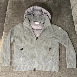 Moncler cardigan  - Riktigt snygg Moncler cardigan puffer jacka.😁 Den snyggaste cardiganen jag sett. Hör av dig vid funderingar✌️