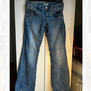 Blå bootcut jeans från Gina Tricot - blå jeans från Gina Tricot Young, säljer eftersom de tyvärr blivit för korta för mig. Inte använda så mycket och skriv gärna till mig ifall ni hade velat se fler bilder på jeansen!💕