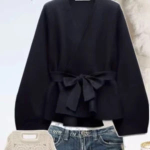 SÖKER - SÖKER denna tröjan. Skriv gärna till mig om du tänker sälja. Xs eller s