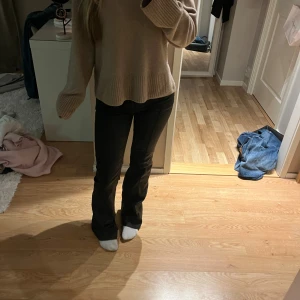 Skinnbyxor från Nelly - Snygga svarta byxor med bootcut passform och klassisk femficksdesign. Byxorna har en smickrande midja och lätt utsvängda ben, vilket ger en trendig siluett. Materialet är stretchigt och bekvämt, perfekt för dig som gillar en stilren look.