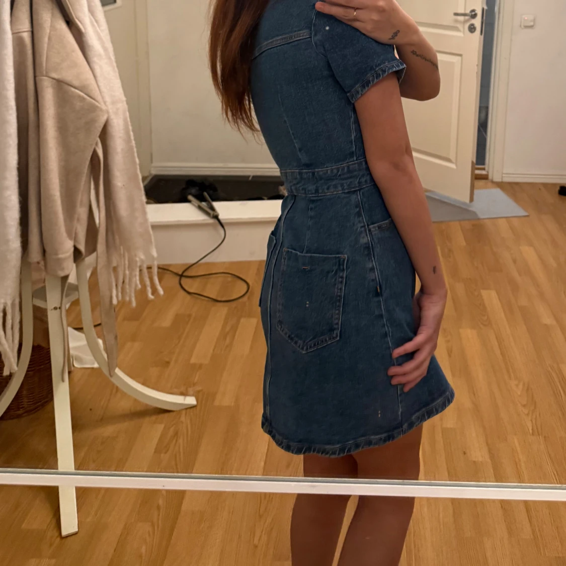 Kort jeansklänning med knappar - 1