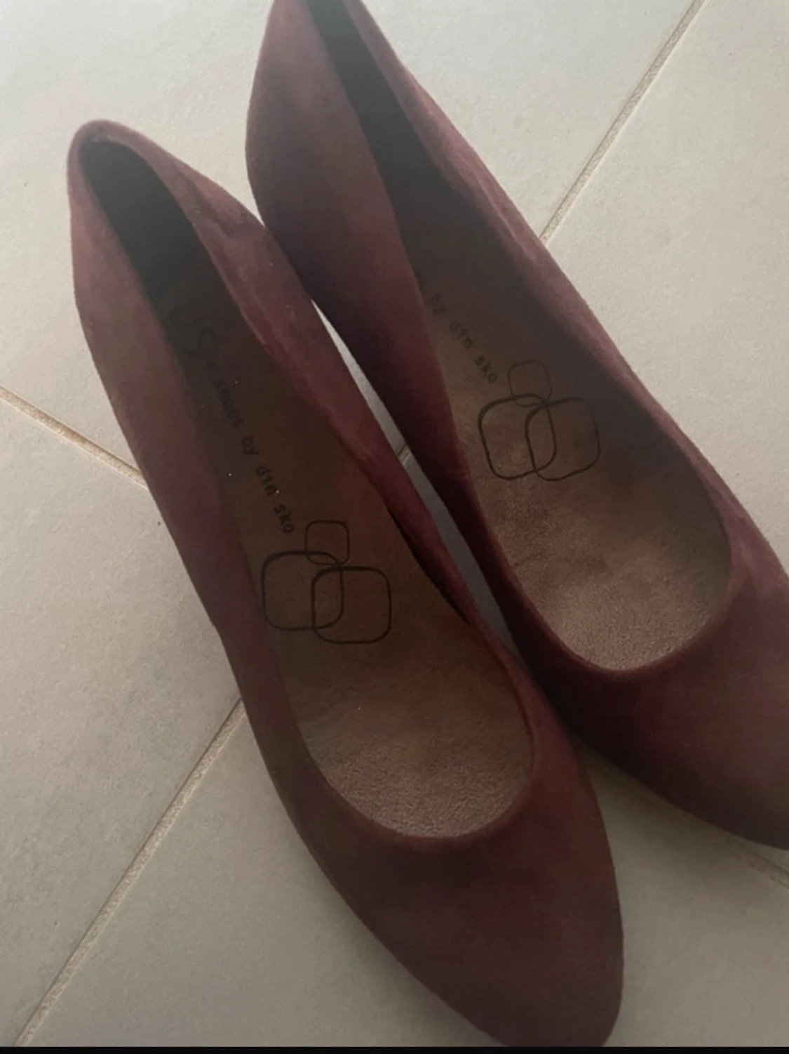 Vinröda mockapumps med låg klack - 4
