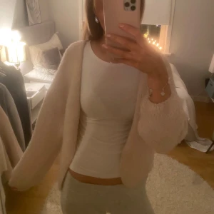 Beige kofta Lindex - Superfin Beige kofta från Lindex! Bara använd fåtal gånger❣️