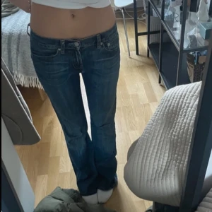 Levi's 529 Bootcut jeans blå - Jättefin passform. Vet inte exakt vad de är för storlek men jag har 36 vanligtvis och de är lite stora för mig så skulle säga att de är 38. Jag är 165 de är väldigt bra i längden