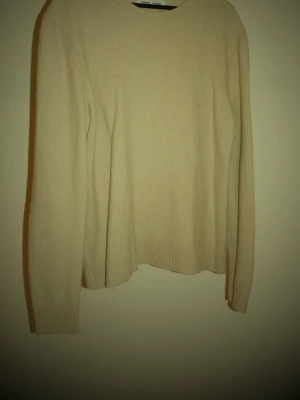 Samsoe samsoe stickad tröja beige slim fit - Hej, säljer nu min samsoe samsoe tröja i beige eftersom den ej passar mig längre! Condition är: 8/10 Hör av dig om du har några frågor!