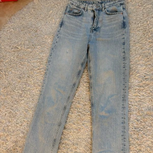 Jeans med slits från Gina Tricot  - Säljer mina jeans från Gina Tricot med slits, storlek 34❣️Kontakta mej om du har frågor eller funderingar