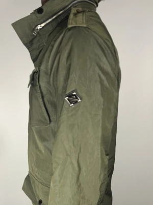 J.Lindeberg field jacket - Säljer en riktigt snygg och trendig J.Lindeberg field jacket i fint skick, storlek M, vid frågor är det bara att skriva //Gramenti