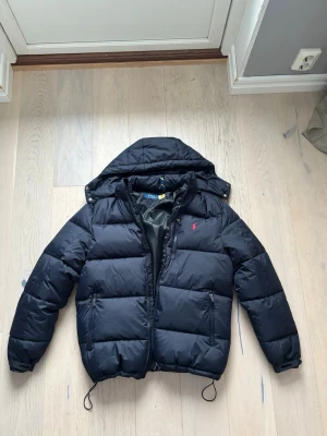 Ralph lauren vinterjacka - Polo ralph lauren jacka. Storlek S. Nyskick. Priset billigt pga osäker på äkthet! Men varm skön o snygg iaf 
