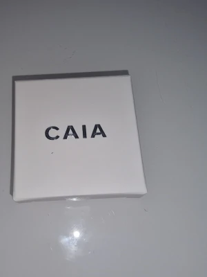 CAIA ögonskugga Mykonos - Säljer en ögonskugga från CAIA i nyansen Mykonos. Kommer i en stilren vit förpackning med svart text. Innehåller 2,5 g och har en smörig formula som är lätt att blenda ut på ögonlocken. Perfekt för att skapa kreativa ögonlooks.