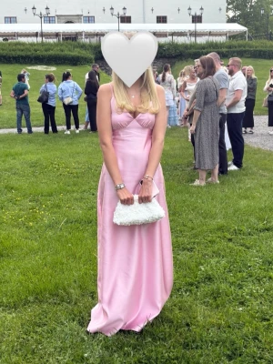 Rosa balklänning - Balklänning från By Stina!💕Den är använd endast en gång. Nypris 1495kr💕