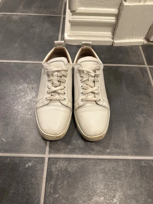 Vita sneakers från Christian Louboutin - Kartongen och allt sånt finns kvar men ej kvittot. Storlek 42 men passar 41
