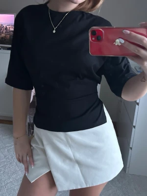 Knyt t-shirt - Väldigt snygg topp med halvt öppen rygg och knyt i ryggen!🎀tyvärr klippt av lappen men kommer ihåg storleken!