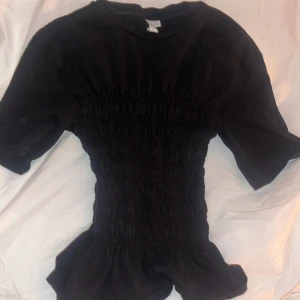 Svart topp från & Other Stories - Säljer en jättefin svart topp från Other Stories i storlek XS✨ Den är i väldigt bra skick, har använts ett fåtal gånger💖