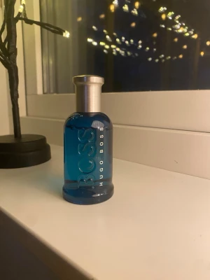 BOSS Bottled Pacific Limited Edition - Fräsch och modern limited edition-doft från Hugo Boss.  BOSS Bottled Pacific kommer i en snygg blå flaska och är en eau de toilette som sticker ut. Perfekt för dig som vill ha något unika och DOPE i samlingen.