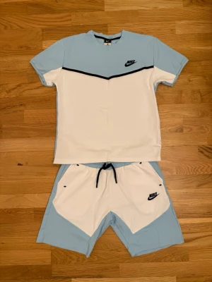 Nike tech set för sommaren  - Varan har storleken XL i barnstorlek men skulle säga att den passar 14-16 år. De har endast blivit använda 1 gång så de är i ett nytt skick utan några defekter.