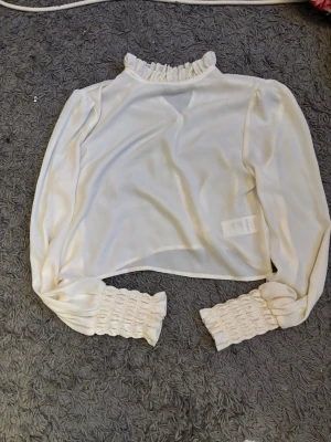 Söt blus - Jätte fin blus från NA-KD, skick är svårt att sätta exakt då alla har olika åsikter men enligt mig är skicket bra och jag kan inte hitta några skador när jag kollar igenom