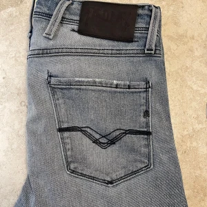 Replay Anbass - Replay Anbass Jeans | Storlek: 29/32 | Nypris: Ca 1500kr | Pris: 500kr | Pris kan dikteras | Hör av er vid mer frågor | Mvh Leon