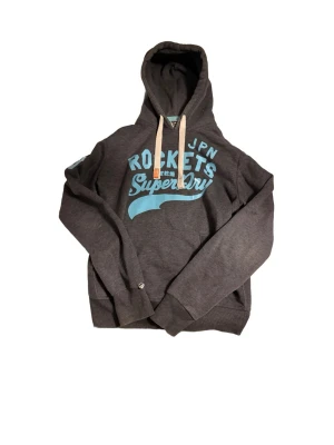 Vintage Superdry Hoodie - ⭕️Finns liknande plagg i min profil⭕️  En schysst hoodie från Superdry i storlek L. Kom gärna med frågor eller funderingar, pris kan ofta diskuteras.
