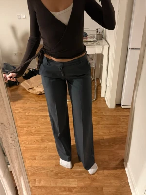 Grå kostymbyxor från Design by Si - Nästintill nya lågmidjade kostymbyxor från design by si i modellen britney. Så himla snygga på, blivit för små dock. Strl xs i regular length