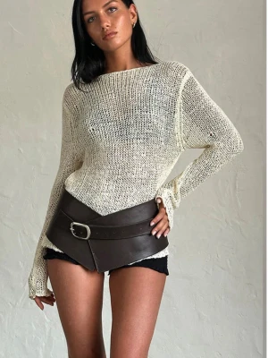 Stickad vit långärmad topp Motel - Riktigt mjuk och fin passform. Endast testad. Inget fel alls. Fick den i ett PR paket, men är inte helt min stil.  Jag har väldigt bra bundle rabatter. Så kolla gärna in andra plagg på min profil.   Storlek: True to size Skick: fick pytte lite smink på den när jag testade den. Se bild. Syns knappt och går bort i tvätten.   Rökfritt och djurfritt hem!  #vintage #vintagestyle #höst #höstkläder #y2k #fashion #coquette #avantgarde #90s #trendy #rare #2000s  #downtown #vinter #vinterkläder #edgy #top