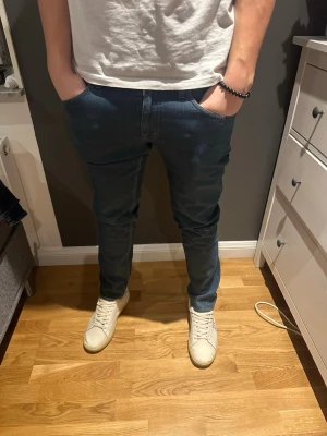 Blå tiger of Sweden jeans - Säljer ett par snygga blå jeans från Iggy i modellen Prog. Ivy Fuel. De har klassisk femficksdesign, normal passform och raka ben. 