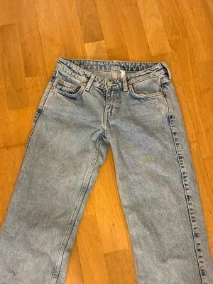 Weekday Arrow Low Straight Jeans W24 L32💓 - Säljer ett par ljusblå Arrow Low Straight Jeans från Weekday. Klassisk femficksmodell med låg midja och raka ben. Jeansen är tillverkade i bomull och har en snygg tvättad finish. Perfekta för en avslappnad och trendig look. Säljer för att de är för små för mig😊