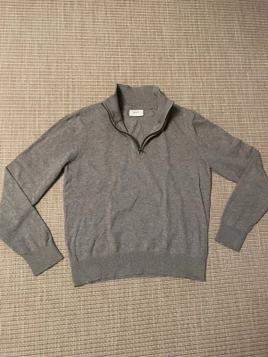 Grunt half zip - Grå Grunt half zip knit. Storlek kids large/158-164/14 år. Fint skick köpt på kidsbrandstore. 