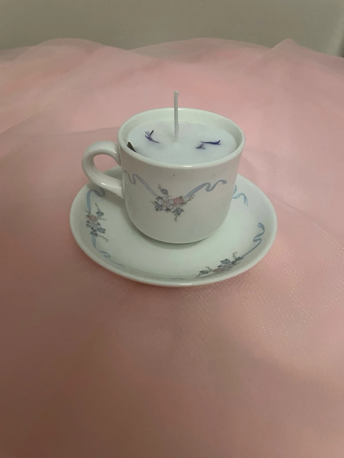 Doftljus av vaniljdoft i en vit tekopp med blommor och blåa streck nr 2