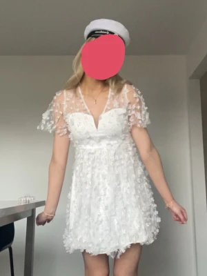 Vit klänning - Vit klänning med blommor från Bubbleroom perfekt till studenten! 