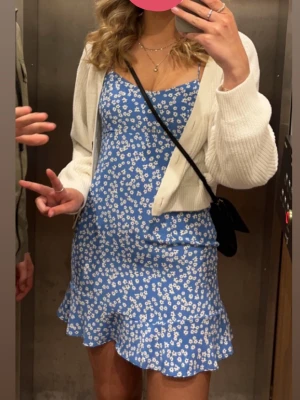 Blommig klänning  - Blå blommig klänning från Zara. Storlek M men skulle säga liten i storleken så mer S. Håller upp klänningen på bilden så man ska se passformen❤️