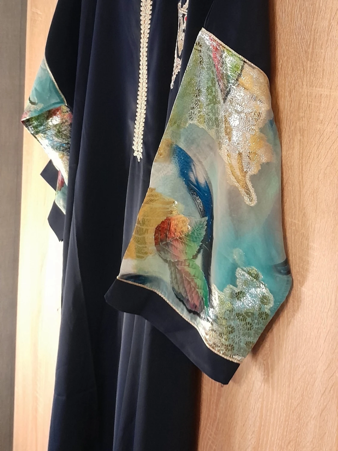 Mörkblå långklänning med broderi