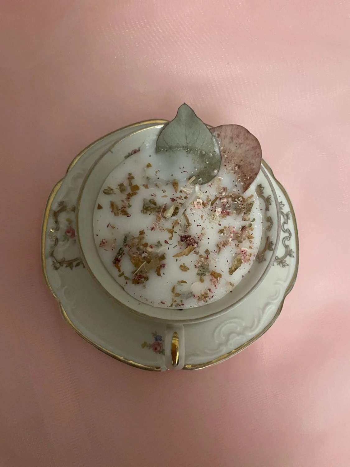 Doftljus i vanilj doft i en vit tekopp med blommor på nr 1  - 4