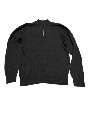 Stenströms Extra Fine Merino Wool 1/4 Zip Sweater - Dark grey Size S - A timeless and elegant 1/4 zip pullover from the prestigious Swedish brand Stenströms. Known for their exceptional quality and "Royal Physician" status, this sweater is a perfect layering piece for a sophisticated, minimalist look.  Brand: Stenströms  Size: (S)  Material: 100% Extra Fine Merino Wool (Soft, breathable, and temperature-regulating).  Condition: Excellent condition. No pilling, holes, or stains. Zipper works perfectly.