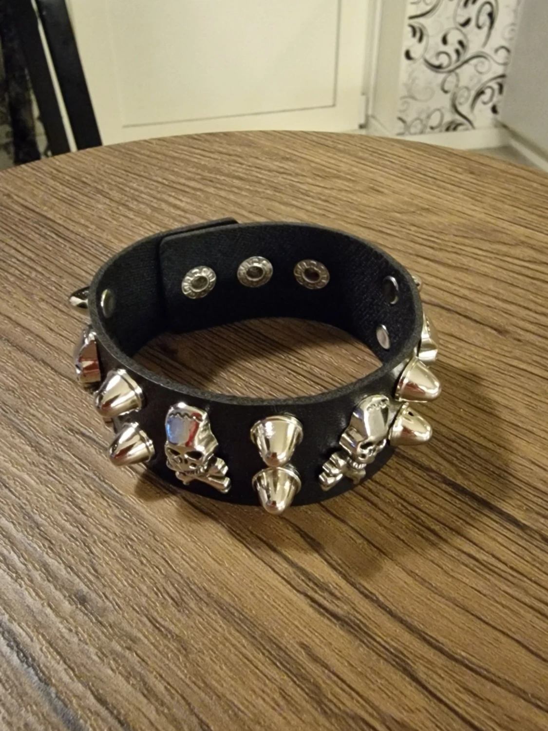 Armband punk med nitar