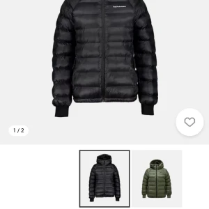 Svart pufferjacka från Peak Performance - Säljer en svart pufferjacka från Peak Performance i storlek M. Jackan har huva, dragkedja framtill och ribbade muddar vid ärmsluten. Perfekt för kalla dagar och riktigt skön att bära. Klassisk och stilren design som funkar till det mesta.