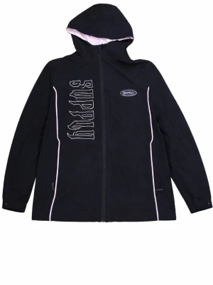 Svart vindjacka från Supply and demand  - Svart vindjacka från Supply and demand med luva och hel dragkedja. Jackan har vita detaljer längs sidorna och ett stort tryck med texten 'SUPPLY' på framsidan. Liten logga på bröstet och långärmad modell. Perfekt för dig som gillar streetwear vibes.