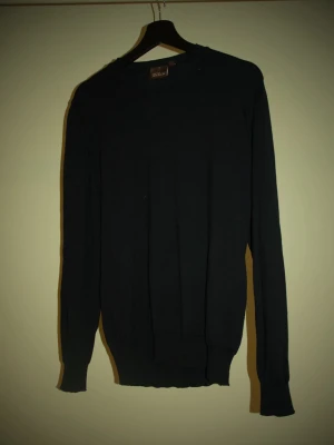 Oscar Jacobsson tröja Kashmir  regular fit - • Storlek: M • Skick: mycket fint, inga defekter • Material: Kashmir • Nypris: 1700  Hör av dig om du har frågor om plagget eller annat!  Kan skickas direkt 💌 Kika gärna på mina andra annonser – samfrakt går bra!