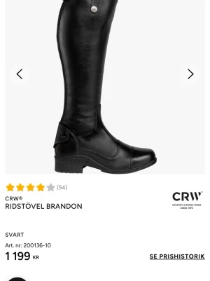 Svarta ridstövlar från CRW - Snygga svarta ridstövlar från CRW i klassisk modell. Tillverkade i skinn med rund tå och låg klack. Perfekta för dig som vill ha en stilren look i stallet eller på ridbanan. De är inte använda så mycket, skriv om ni vill ha fler bilder💕stövlarna är riktigt sköna!