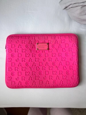 Marc by Marc Jacobs fodral - Supersnygga datafodral från Marc by Marc Jacobs🩷 Lite smutsigt och rostigt där av priset 