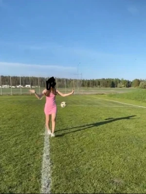 Rosa ribbad kortklänning från ONLY - Säljer en söt rosa ribbad klänning från ONLY. Modellen är ärmlös med breda axelband och har en kroppsnära passform. Klänningen är kort och gjord i mjuk bomullsmix, perfekt för varma dagar.