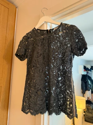 Spetstopp mörkgrå🩶 - Superfin spetstopp från Valerie🩶 Mörkgrå med guldiga detaljer. Passar mig som har storlek S. 