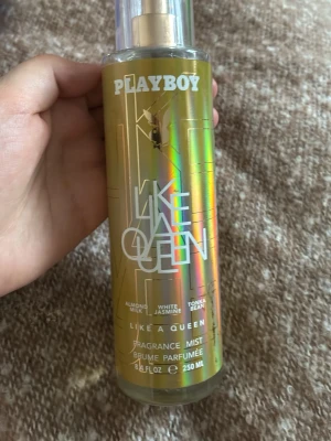 Playboy Like A Queen Mist 225ml - Fräsch och vegansk body mist med noter av mandelmjölk, vit jasmin och tonkaböna. Volym: 225ml kvar.Tillverkad i Frankrike. Ingredienser inkluderar alkohol denat., glycerin och parfym. Perfekt för dig som vill känna dig som en queen varje dag!